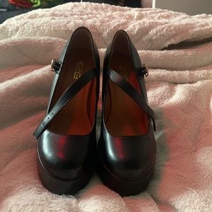 Black 6inch platform strapped high heels.